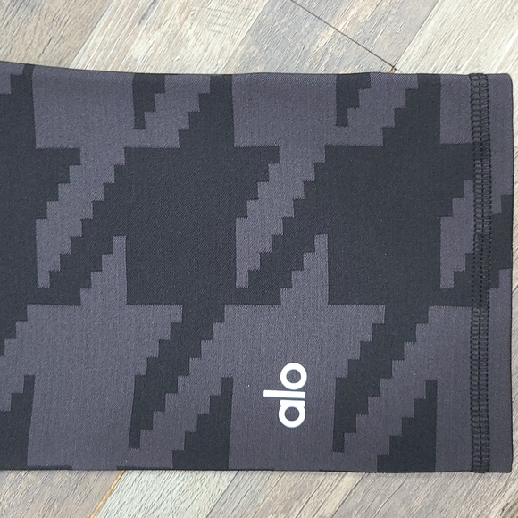 Alo Yoga High-Waisted "Goddess" Cropped Leggings | Black & Charcoal | Medium - Picture 5 of 8